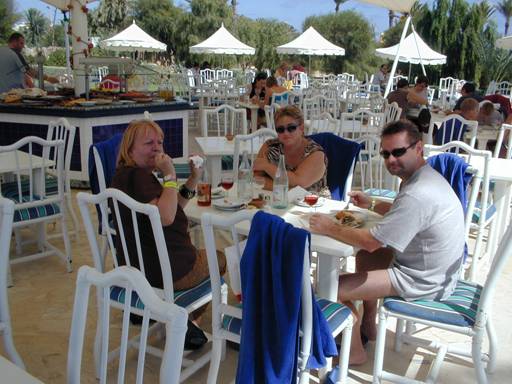 nous mangeons au restaurant de poissons ...